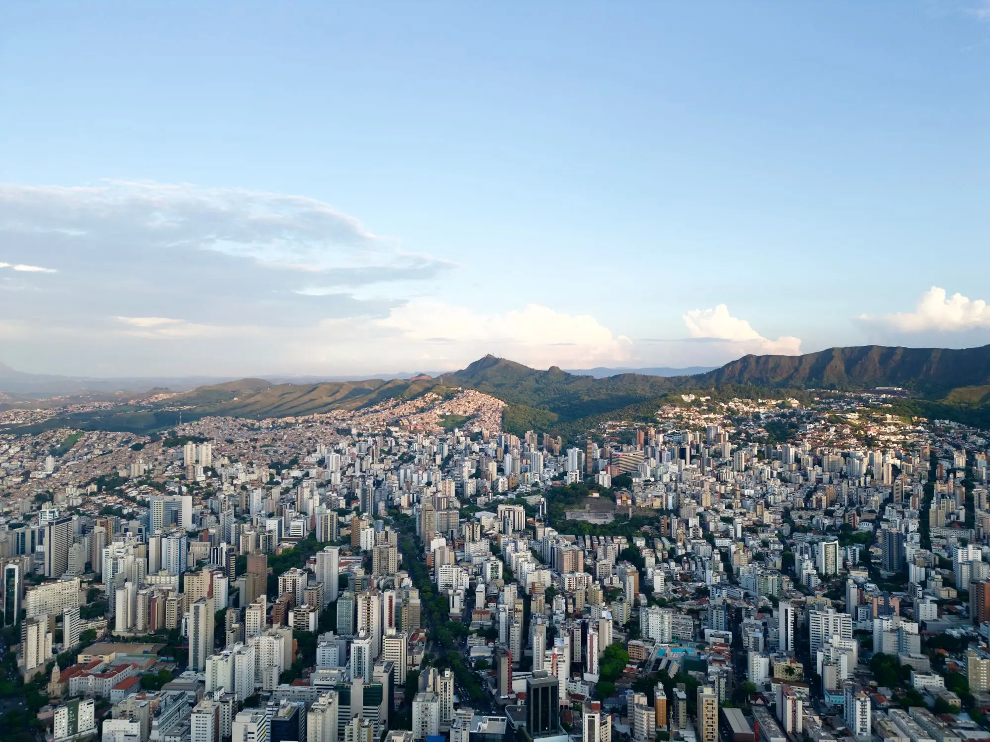 Vista aérea de Belo Horizonte com a Serra do Curral ao fundo